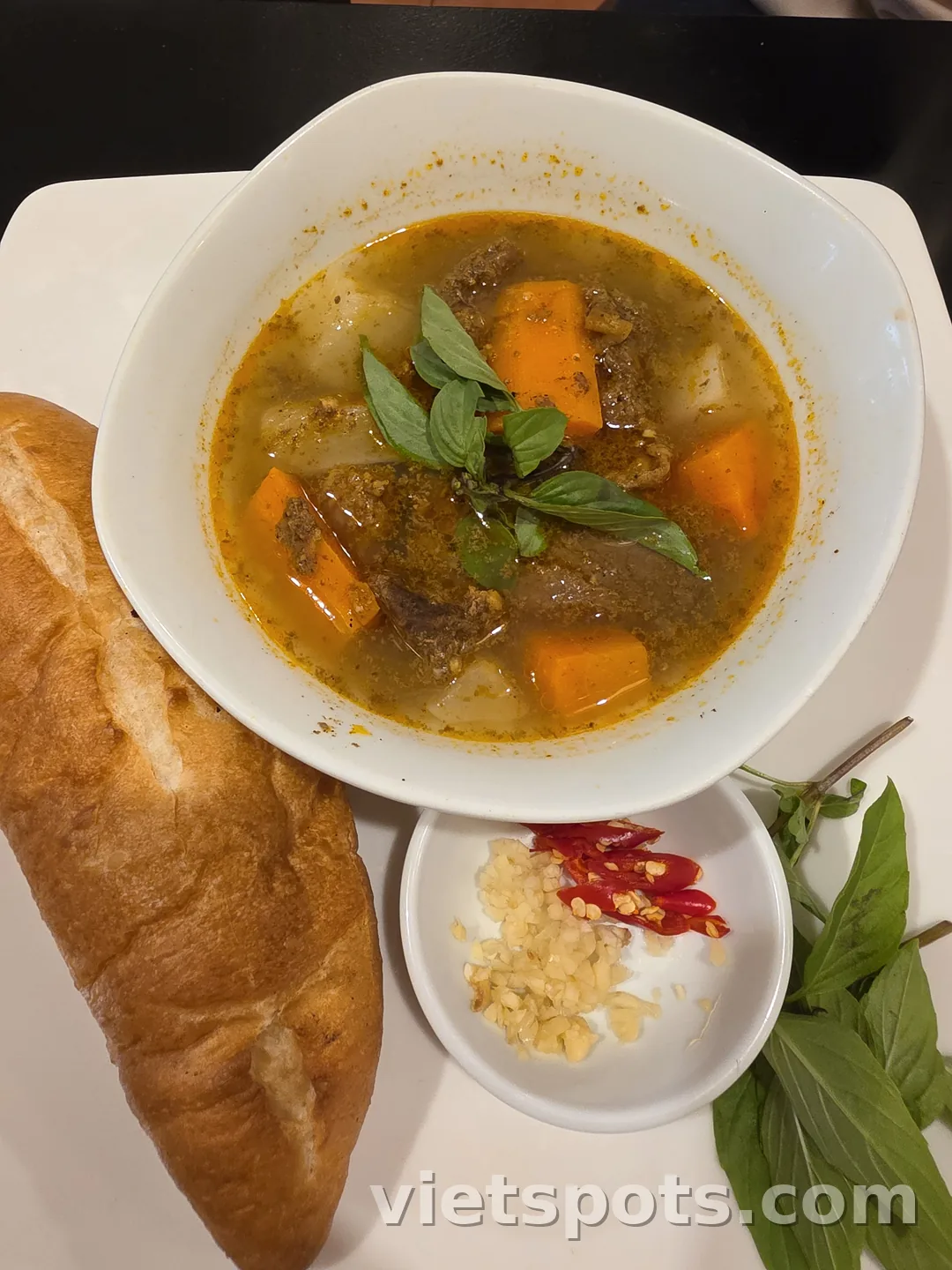 Chez Madame Thao — một tách trà tan chảy cái nóng, một bát bún chả chiếm lĩnh trái tim
