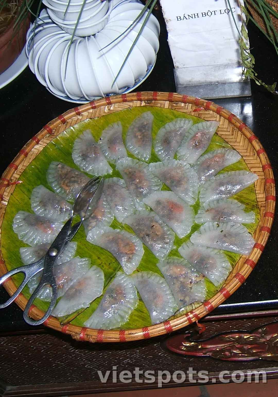 Đĩa tre 15 bánh bột lọc trần — vỏ trong veo bán nguyệt, thấy nhân tôm thịt bên trong