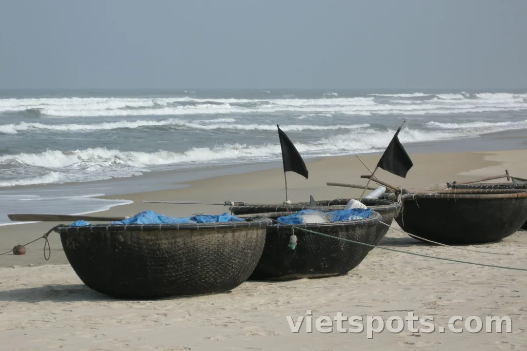 Thuyền thúng tròn trên bãi cát ven biển — cảnh làng chài miền Trung