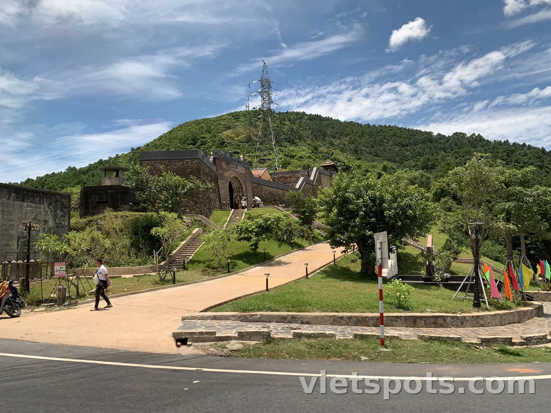 Hải Vân Quan — pháo đài đá + cổng gạch trên đỉnh đèo, view lên núi xanh