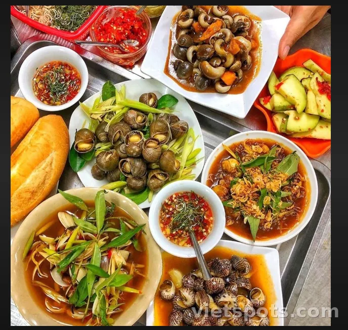 Ốc hút Thanh & ăn vặt đêm