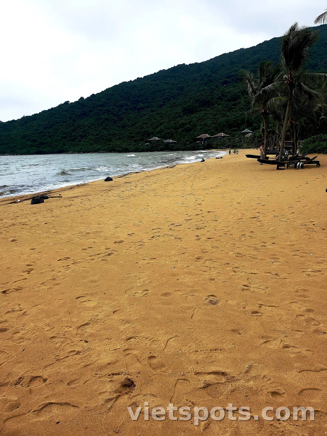Bãi biển dưới chân bán đảo Sơn Trà