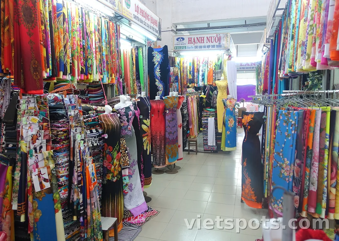 Quầy vải và quần áo ở chợ Hàn