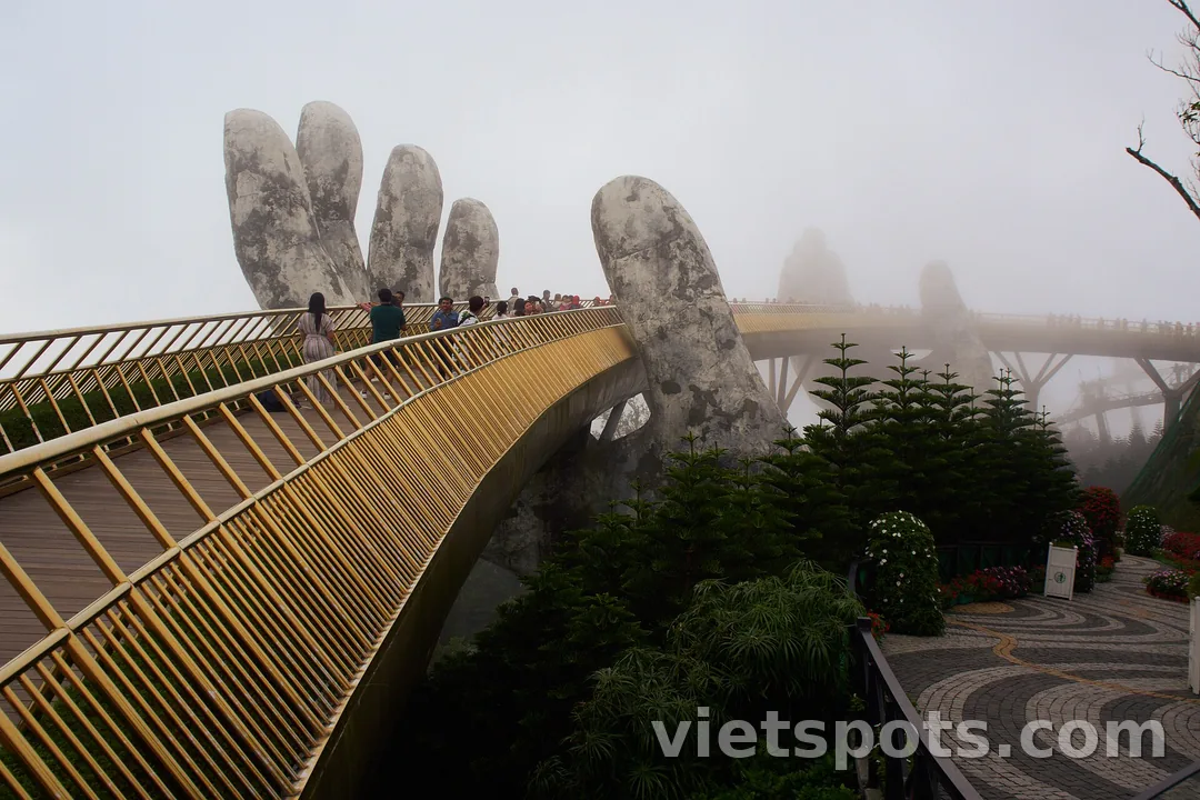 Khung cảnh đồi núi nhìn từ Bà Nà Hills