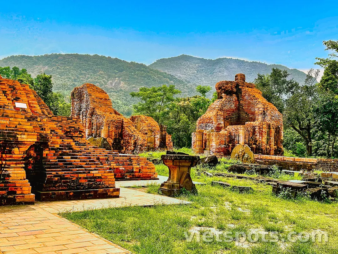 Nhóm tháp A Mỹ Sơn với dãy núi phía sau