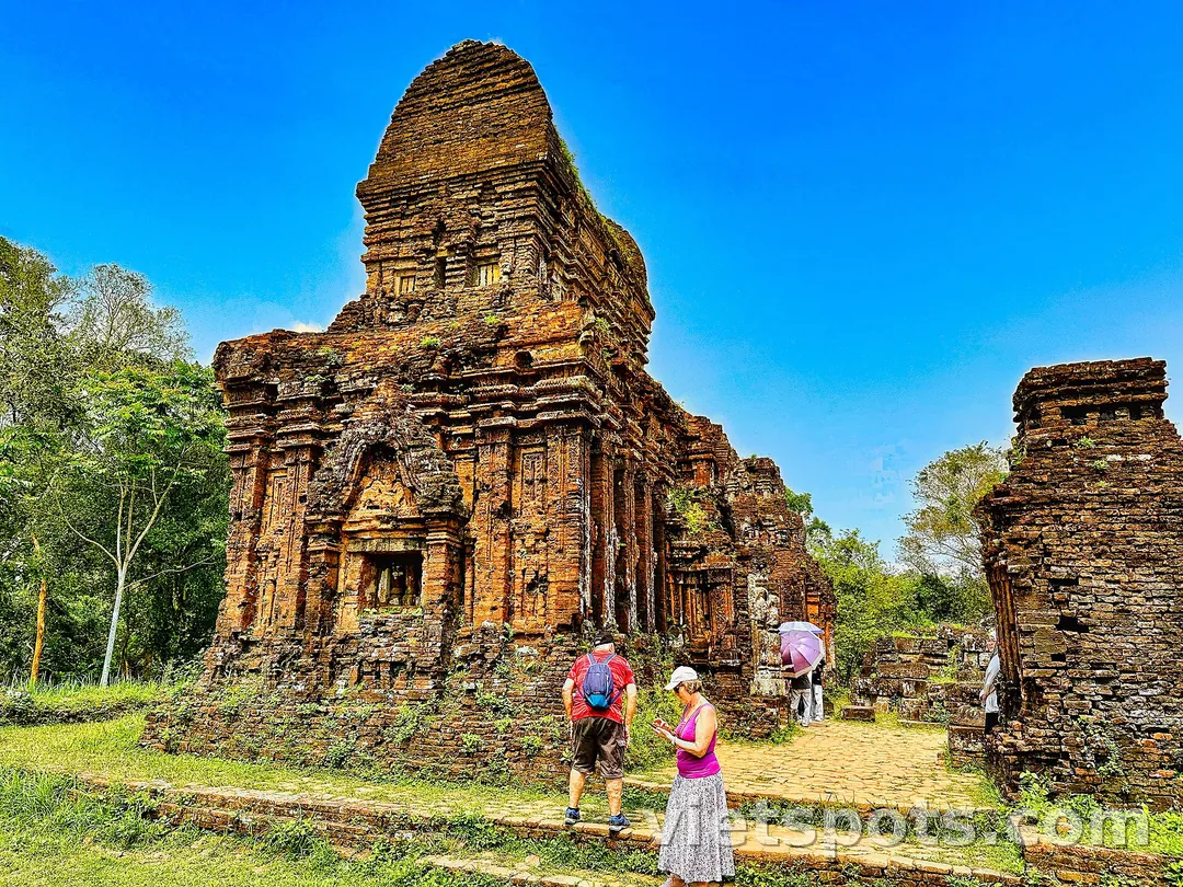 Tường gạch và hoa văn chạm trên tháp Chăm ở Mỹ Sơn