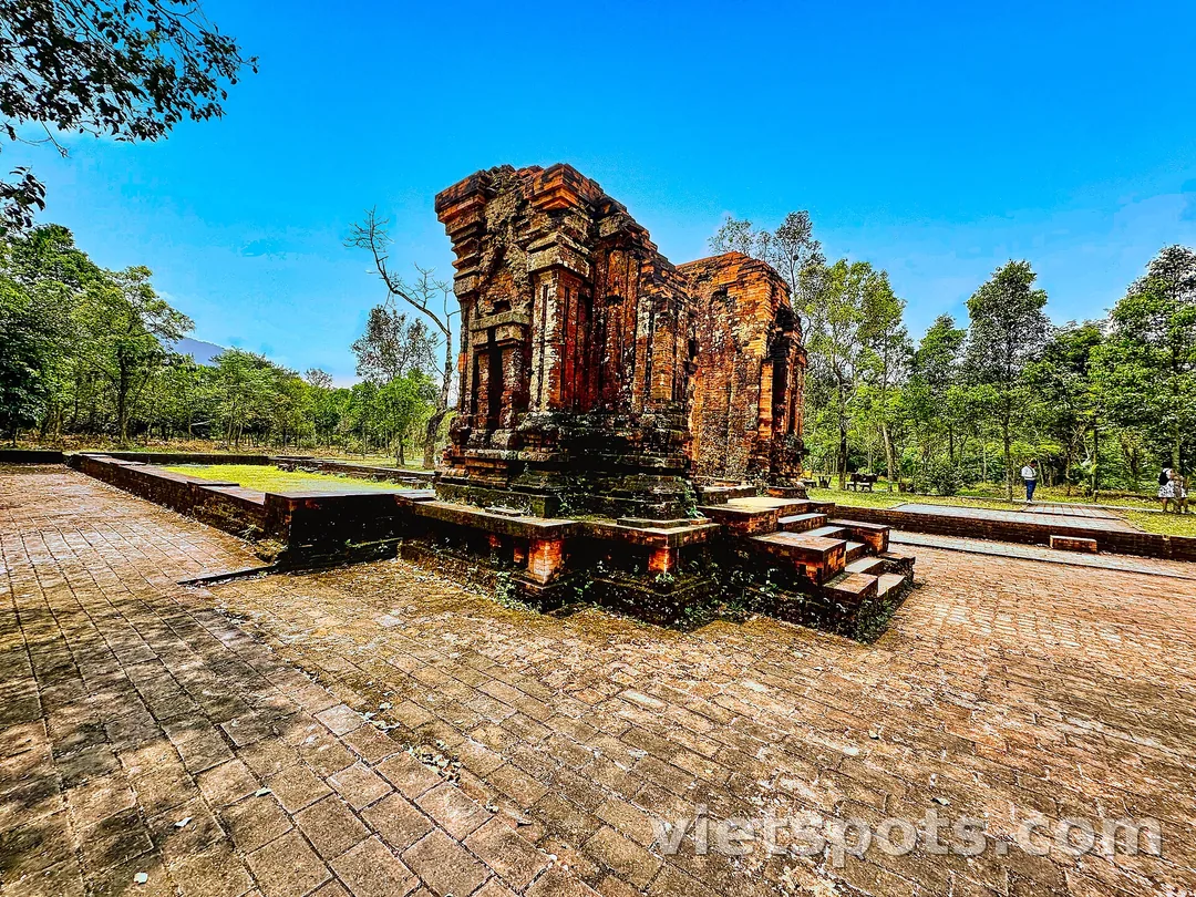 Một tháp Chăm còn lại ở Mỹ Sơn