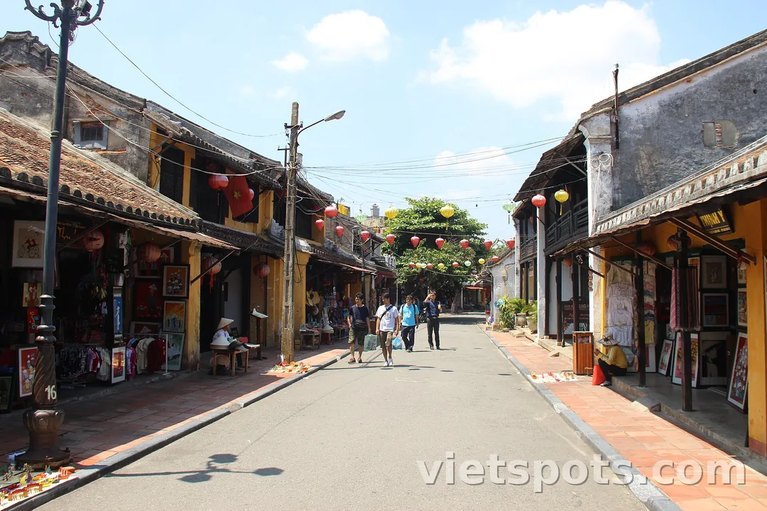 Nhìn ra phố cổ Hội An từ phía Chùa Cầu