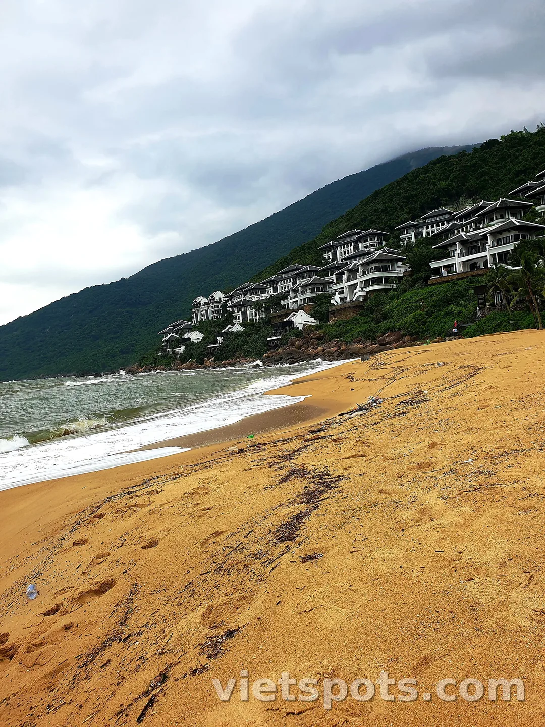 Bãi biển dưới chân bán đảo Sơn Trà
