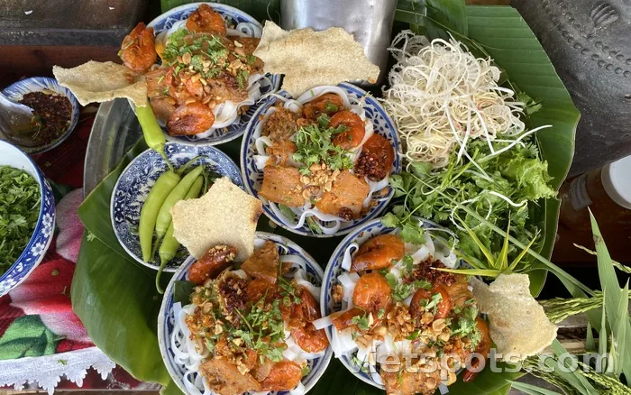 มี่ฟูเชียม: ทำไมชามบะหมี่ที่ดูเหมือนแห้งๆ จึงเป็นอาหารที่มีรสชาติเข้มข้นที่สุดในภูมิภาคควั้ง