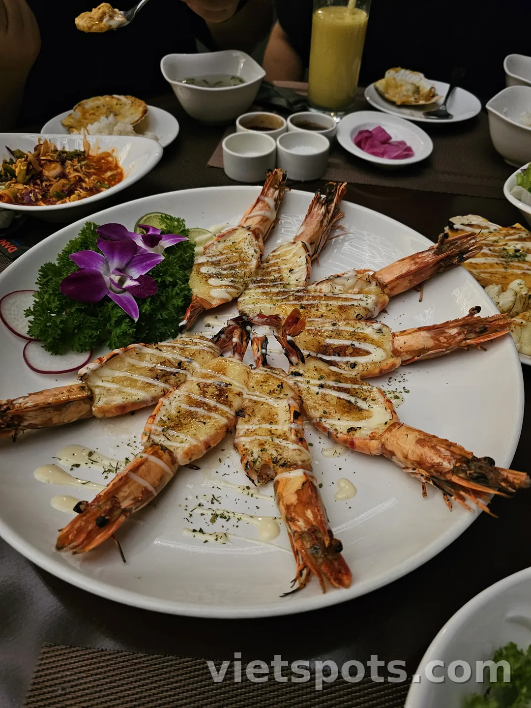 Tháp Đà Nẵng với khung cảnh đêm xinh đẹp
