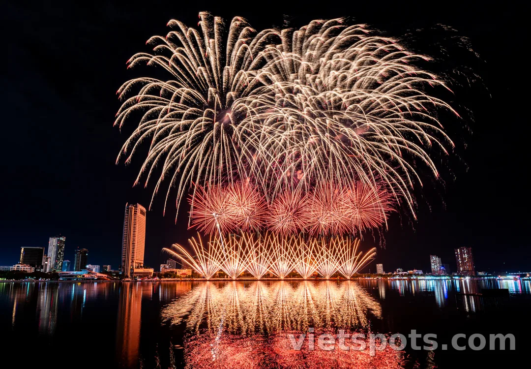 Pháo hoa DIFF bùng nổ vàng cam trên sông Hàn Đà Nẵng, reflection trên nước, city skyline