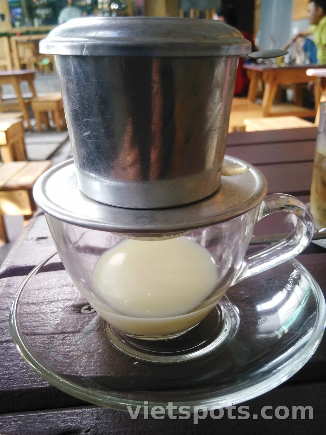 Ly cà phê sữa nóng trên bàn quán