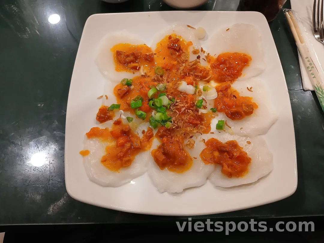 Đĩa bánh bèo với nhân tôm cháy và hành phi