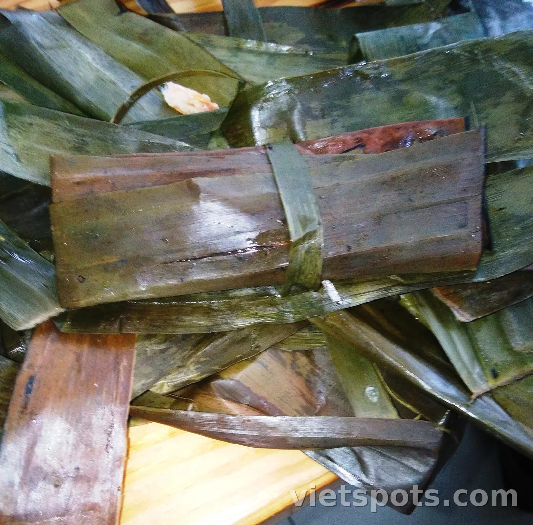 Bánh bột lọc gói lá chuối xếp chồng