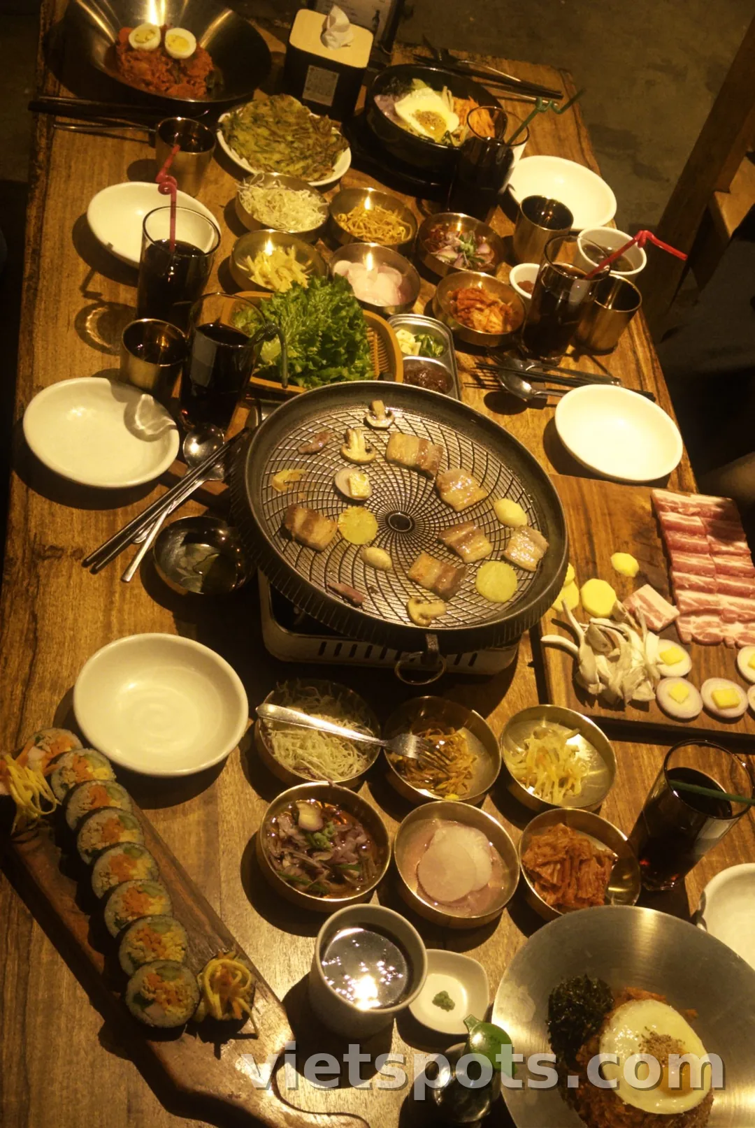Bàn ăn kiểu Hàn: vỉ nướng, các món banchan và kimbap