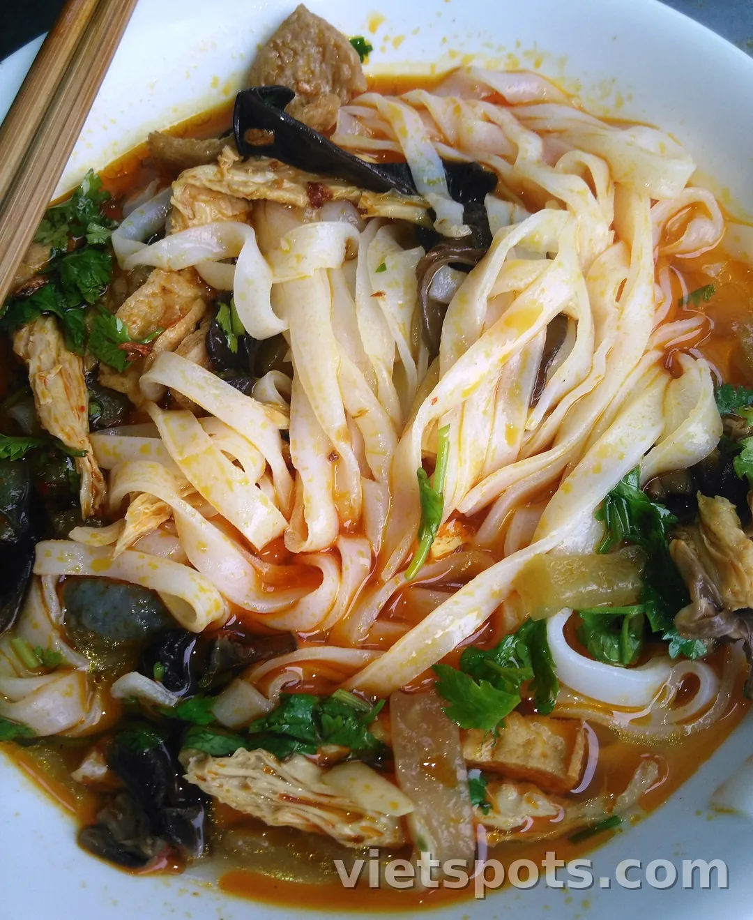 Tô mì Quảng chay với nấm mèo và đậu hũ
