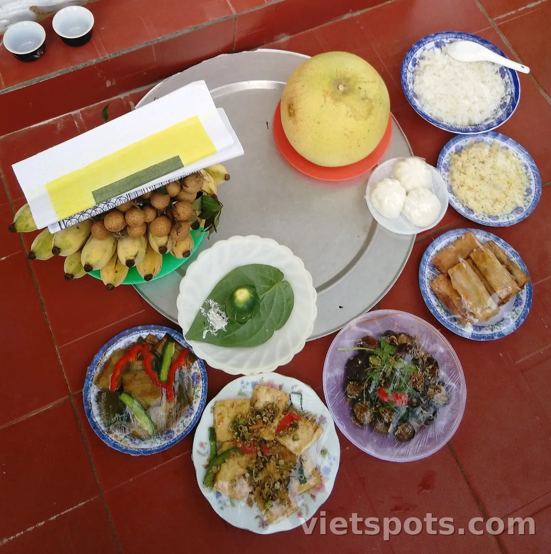 Mâm cỗ chay: đậu hũ chiên sả ớt, chả giò chay, xôi và trái cây