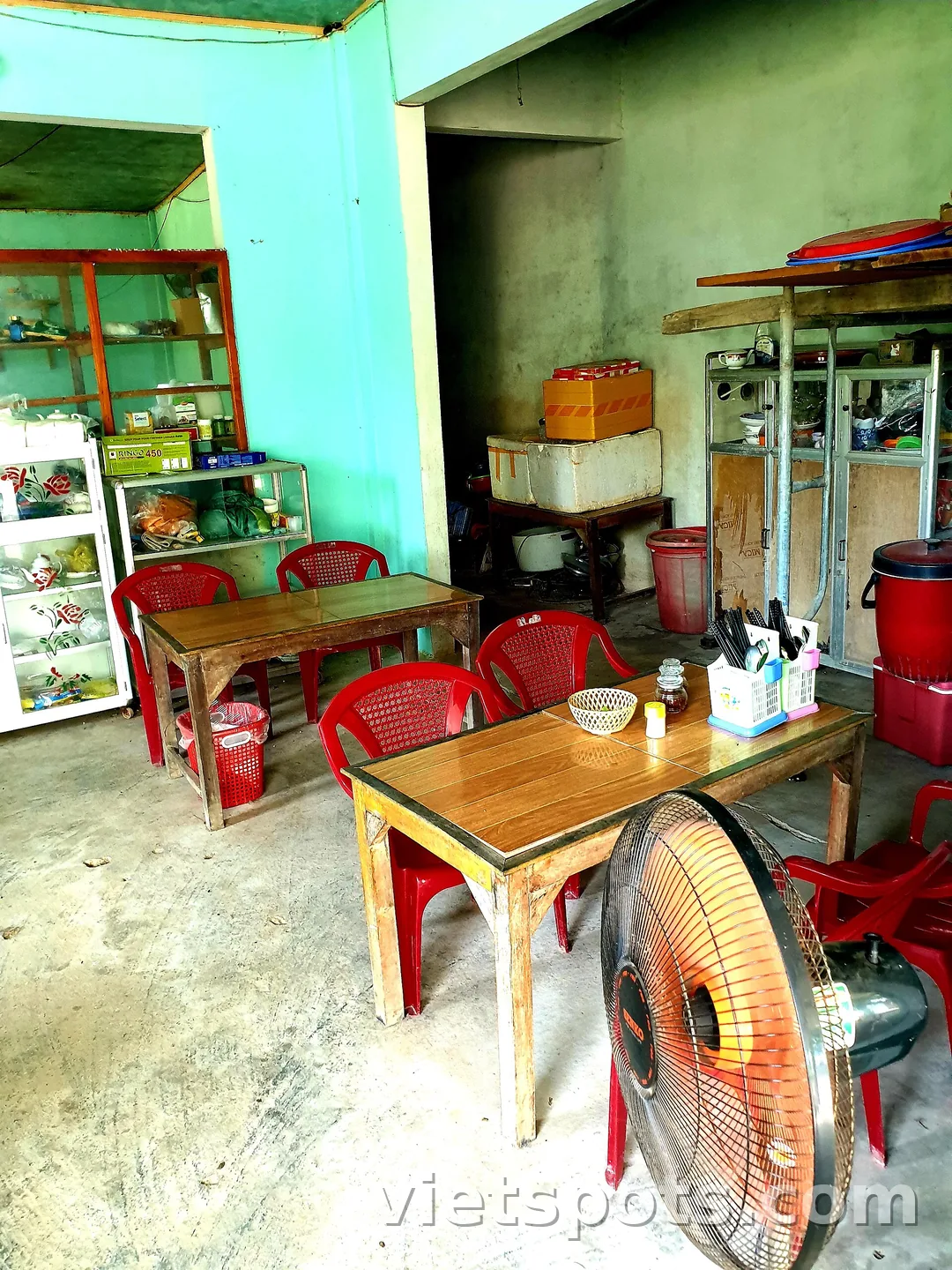 Bên trong một quán cơm chay bình dân cạnh chùa