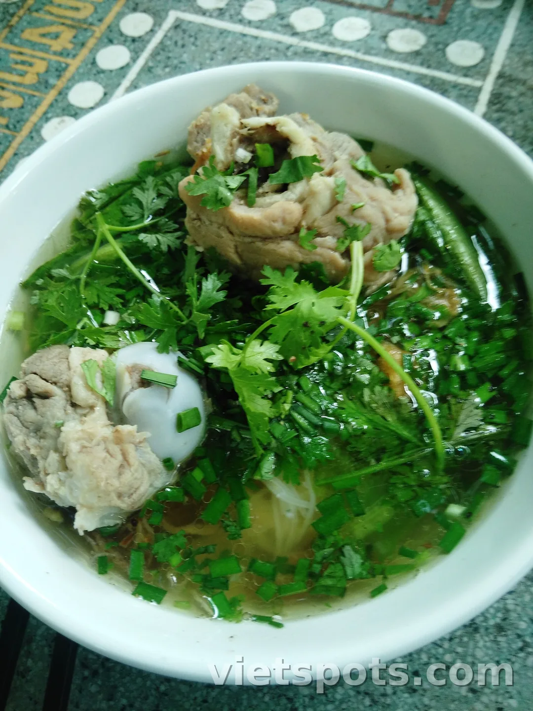 Tô hủ tiếu với giò heo và hành phi