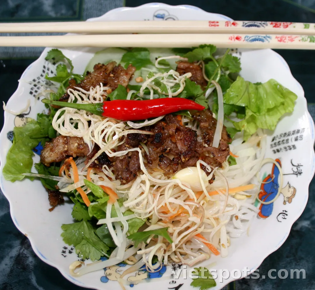 Tô bún thịt nướng với rau sống và đậu phộng