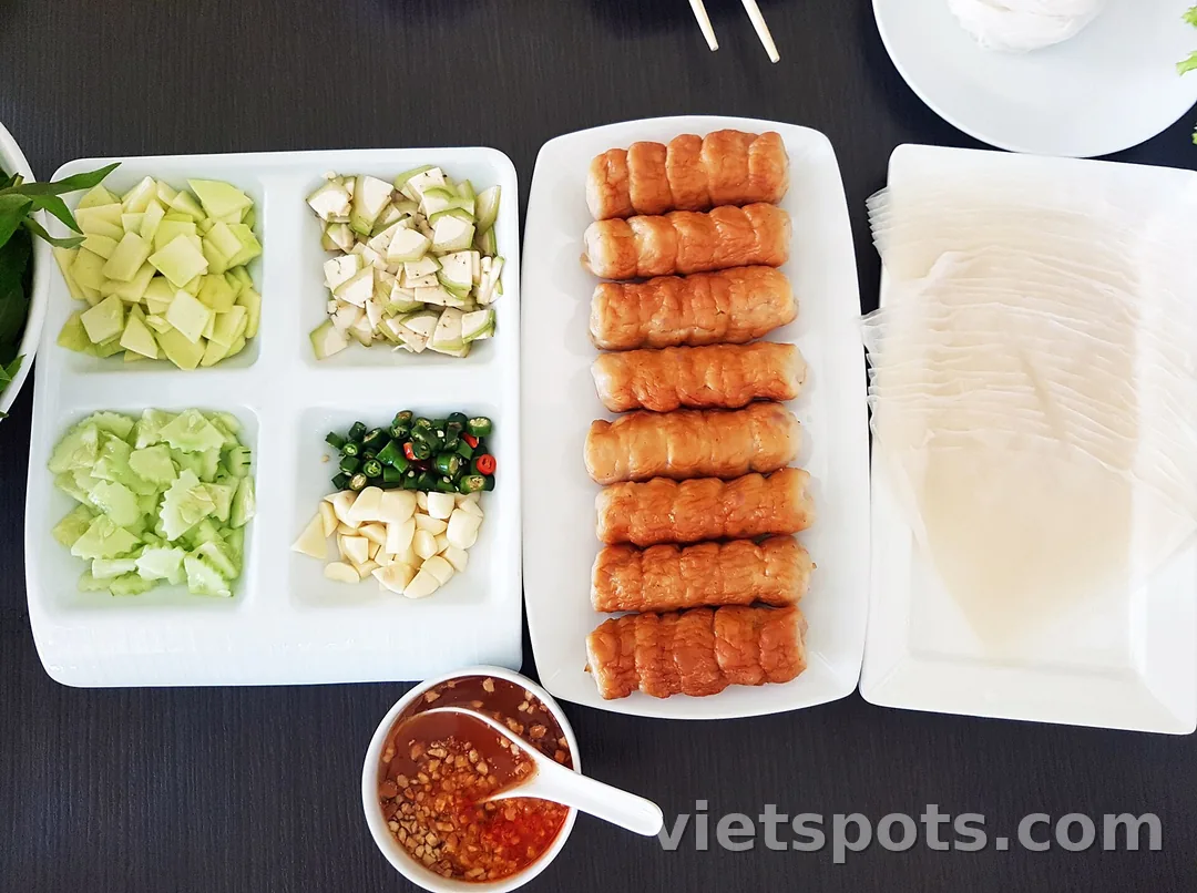 Nem nướng ăn kèm bánh tráng và rau