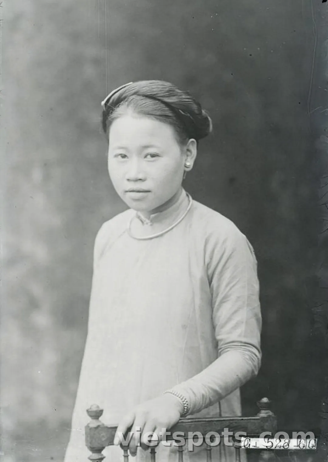 Ảnh tư liệu thập niên 1920: thiếu nữ Huế trong áo dài