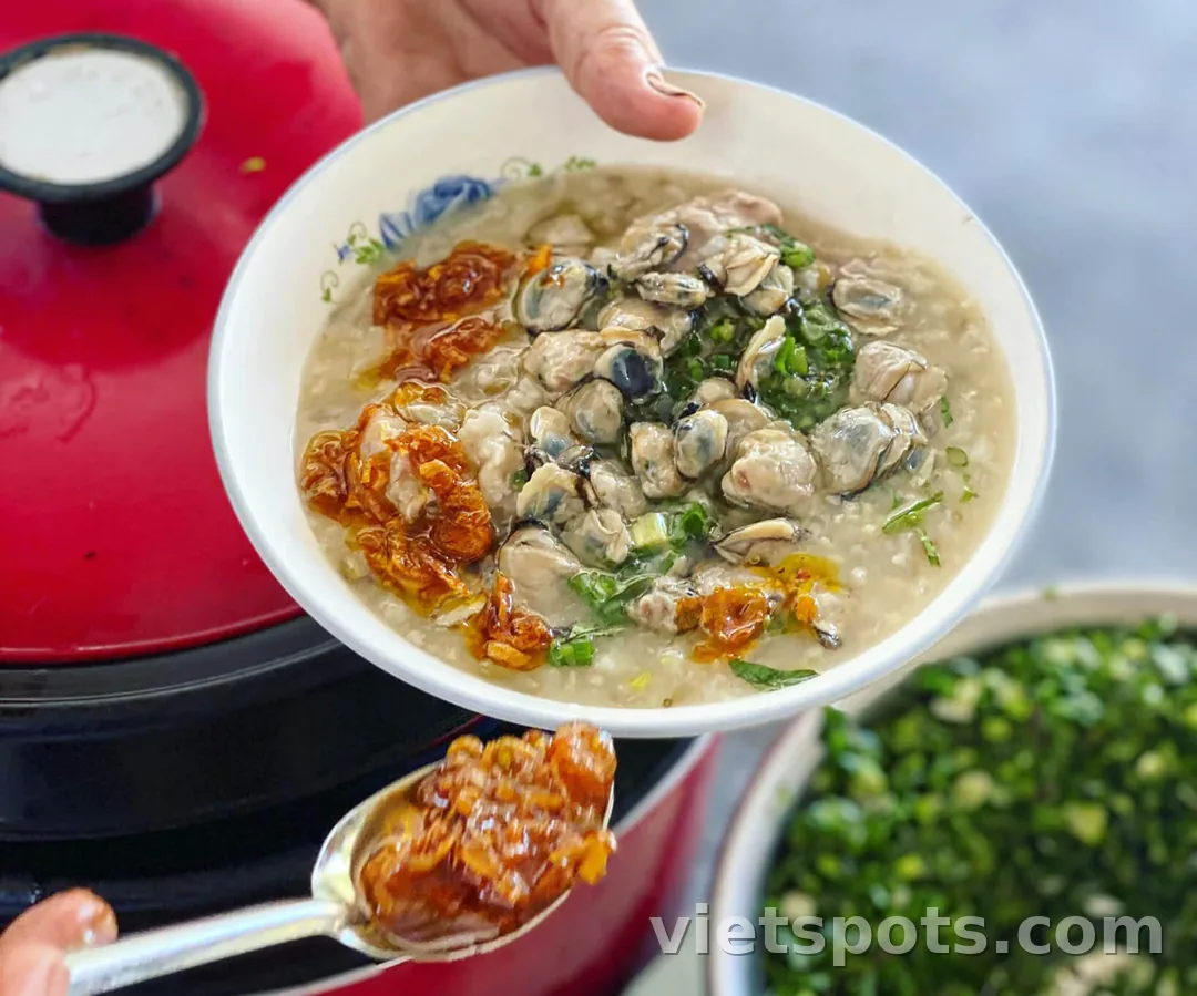 Cảm nhận hương vị dân dã qua tô cháo nghêu Hội An thơm ngọt, bổ dưỡng