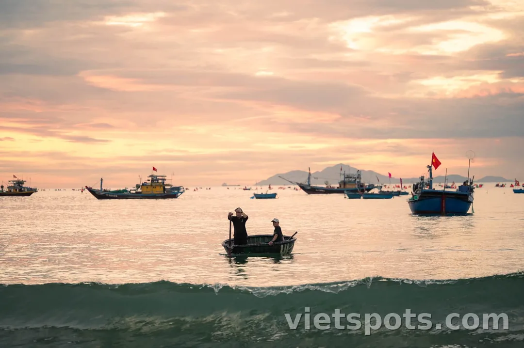 Trải nghiệm kéo lưới rùng, cảm nhận hơi thở của biển tại biển Mân Thái