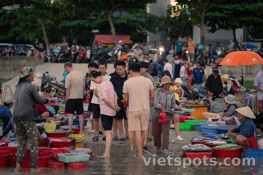 Trải nghiệm kéo lưới rùng, cảm nhận hơi thở của biển tại biển Mân Thái
