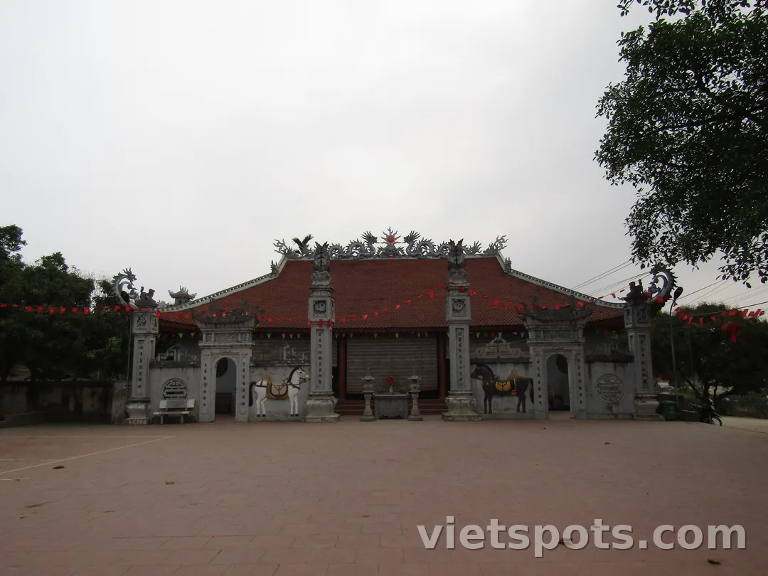 Đình làng Việt Nam mái ngói đỏ + rồng phượng + cột đá chữ Hán