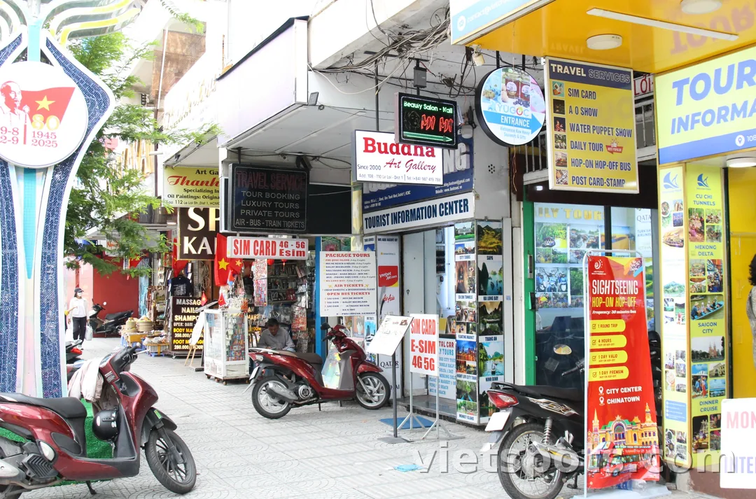 Chỉ 1 phút đi bộ từ chợ Bến Thành ở TP.HCM. Mình đã mua được vài món bánh truyền thống tại YUGOC♪