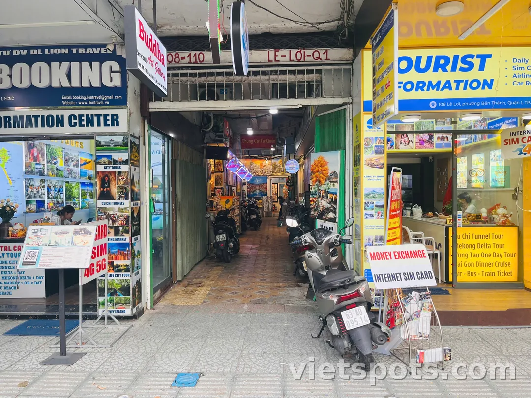 Chỉ 1 phút đi bộ từ chợ Bến Thành ở TP.HCM. Mình đã mua được vài món bánh truyền thống tại YUGOC♪
