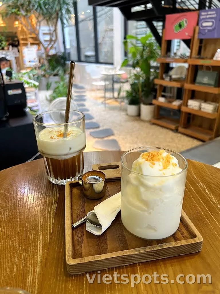 ☕ WONDERLUST – 다낭 중심부에서 현대적인 숨결을 품은 카페 공간