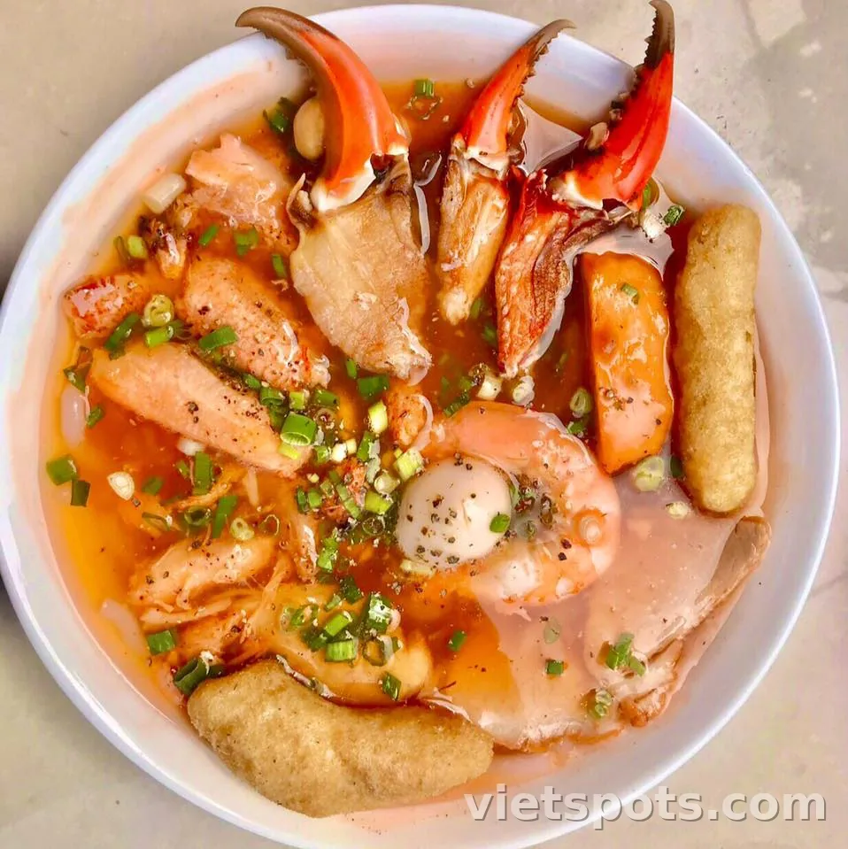 🦀 Bánh canh cua – Tô nóng hổi đậm vị giữa lòng Đà Nẵng