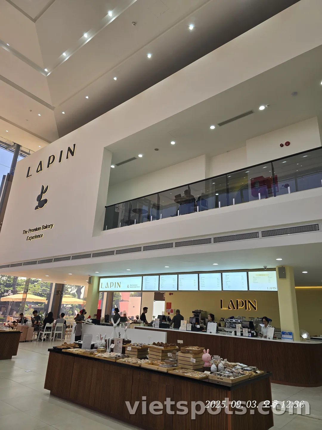 🇻🇳 大型ベーカリーカフェ LAPIN