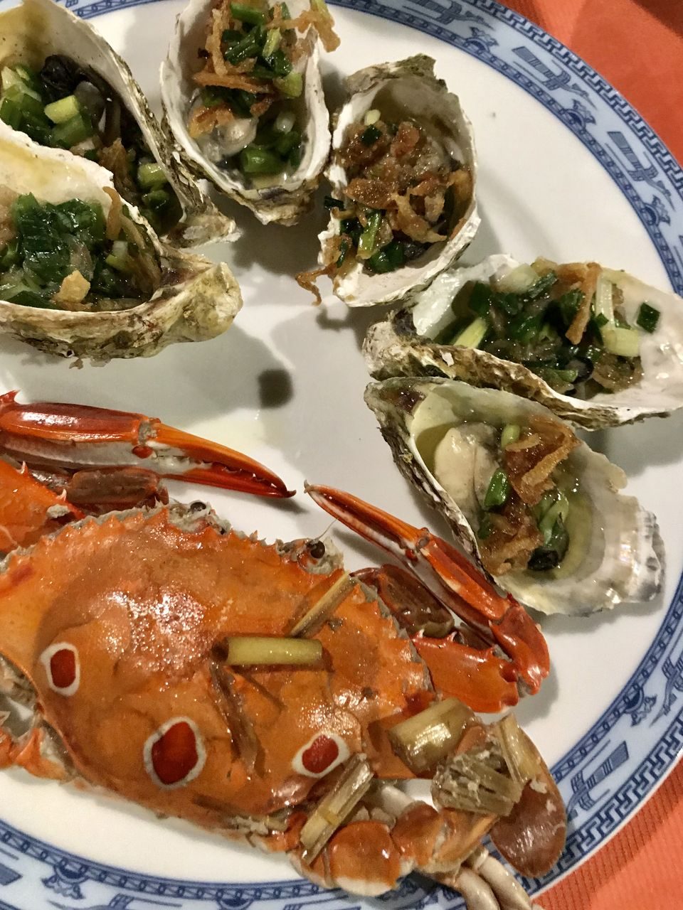 蒸したカニとソース入り牡蠣