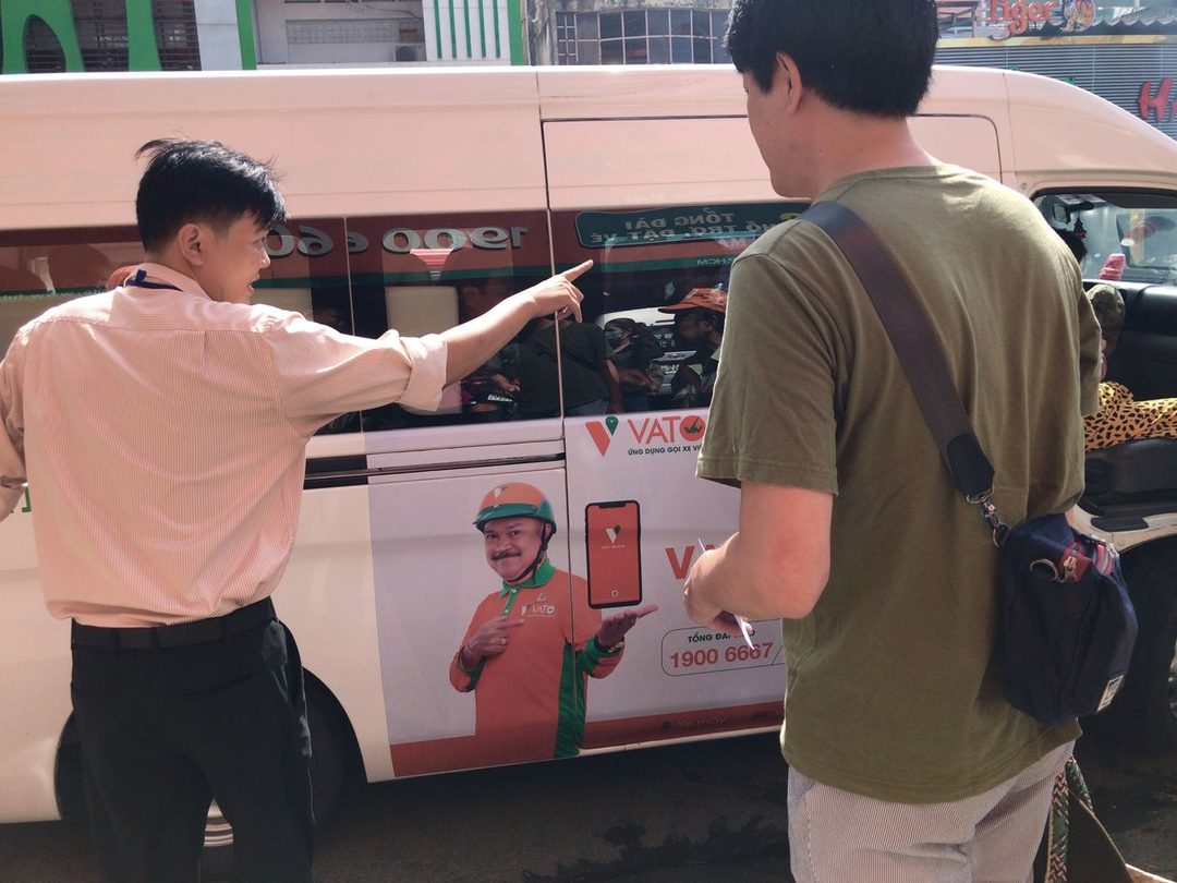 バス乗り場へのバス