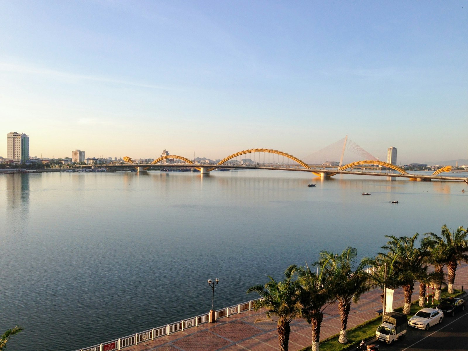 Cầu Rồng bắc qua sông Hàn — view quen thuộc từ tầng 2 quán Cộng