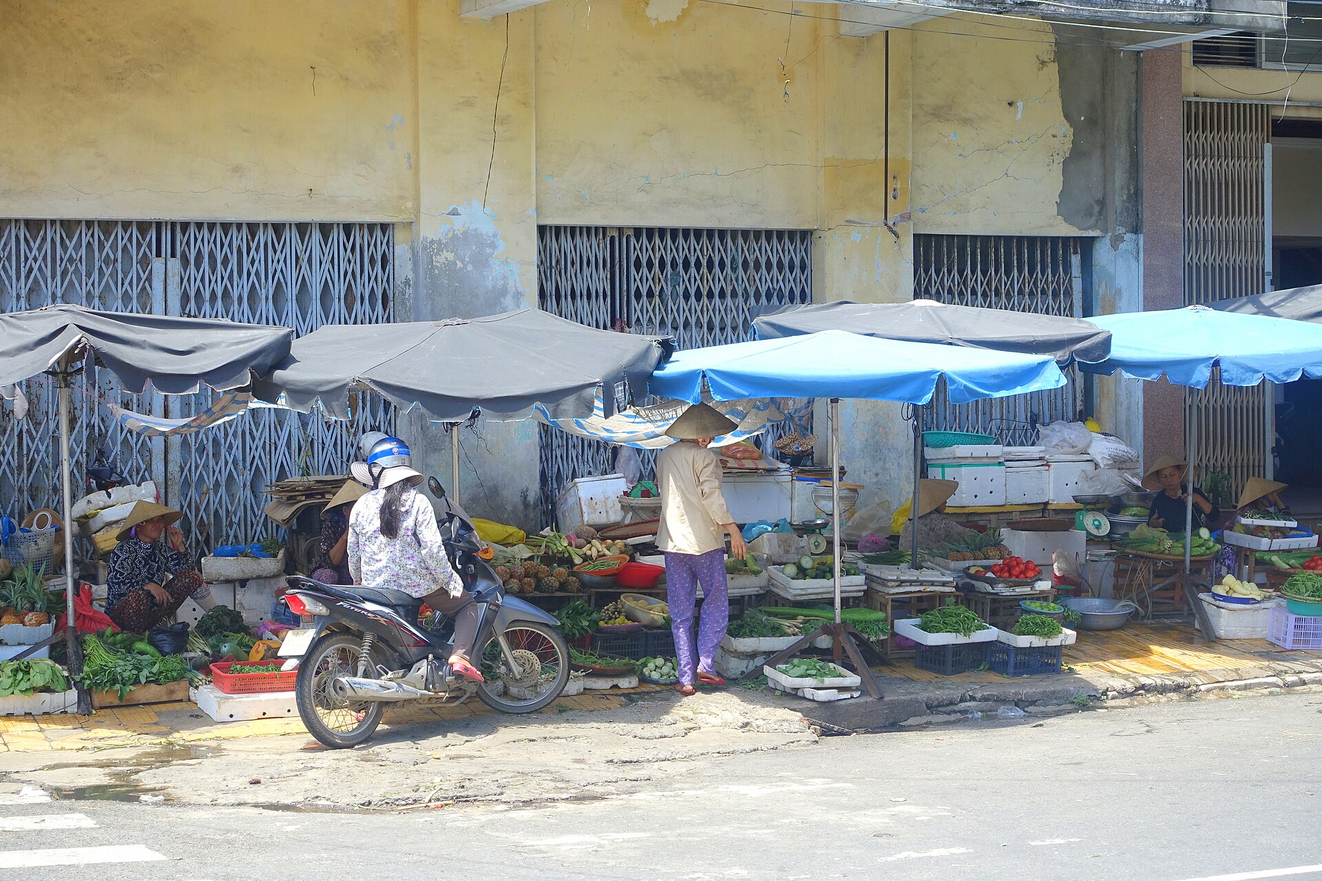 Một góc chợ ven đường ở Đà Nẵng