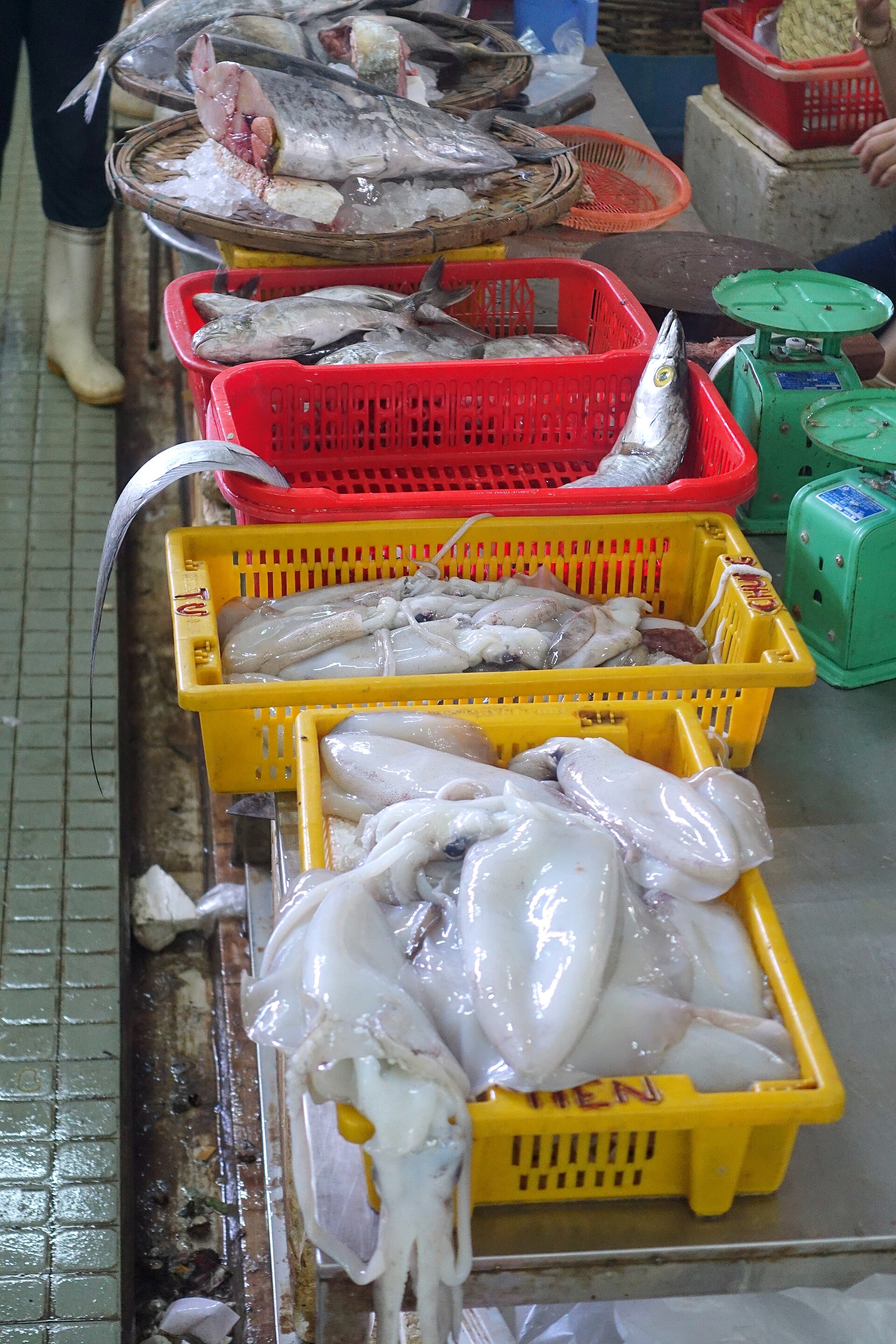 Quầy hải sản tươi ở chợ Hàn: cá, mực xếp trong rổ