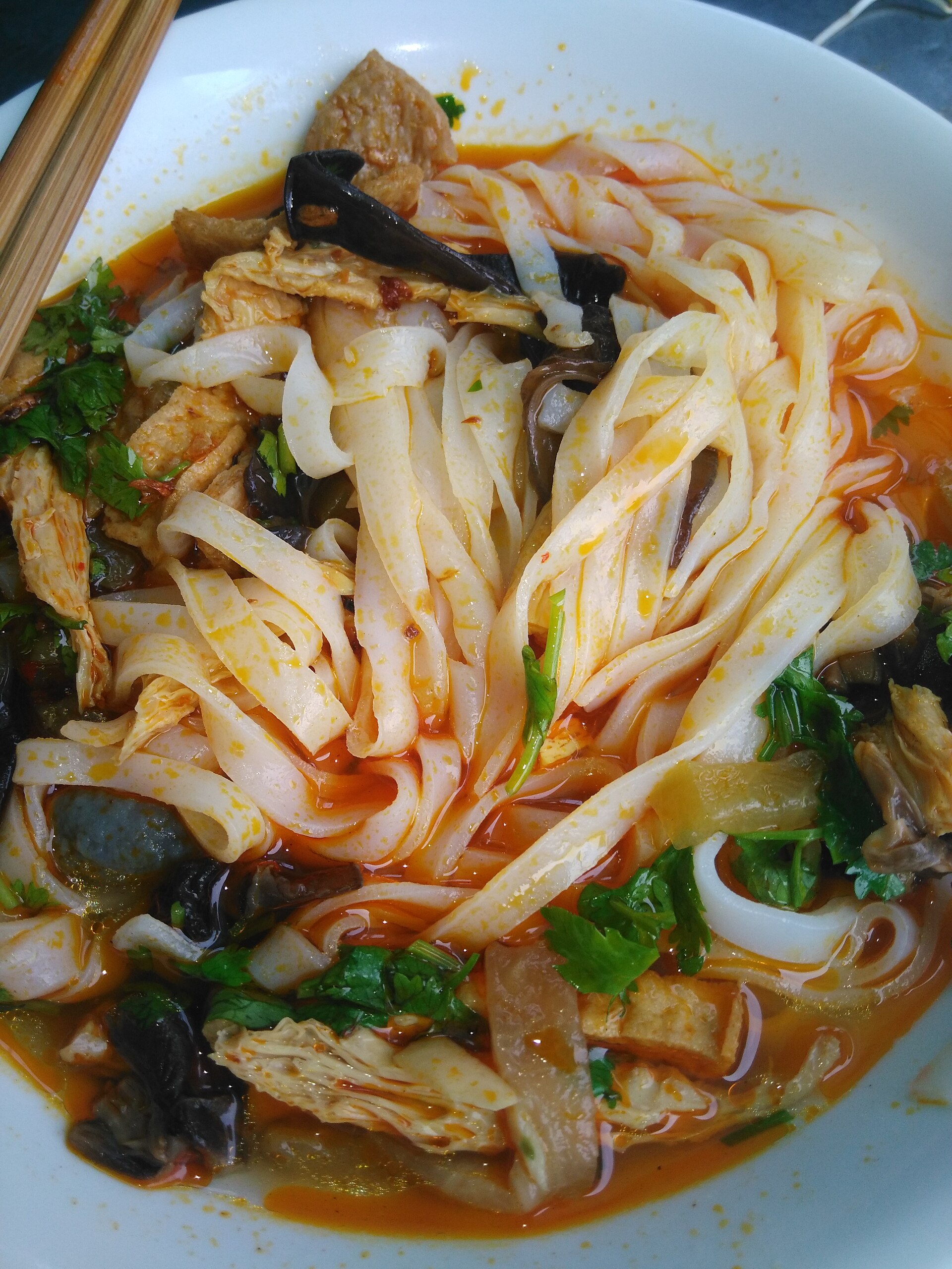 Mì Quảng chan xâm xấp nước nhưn, ăn kèm rau sống