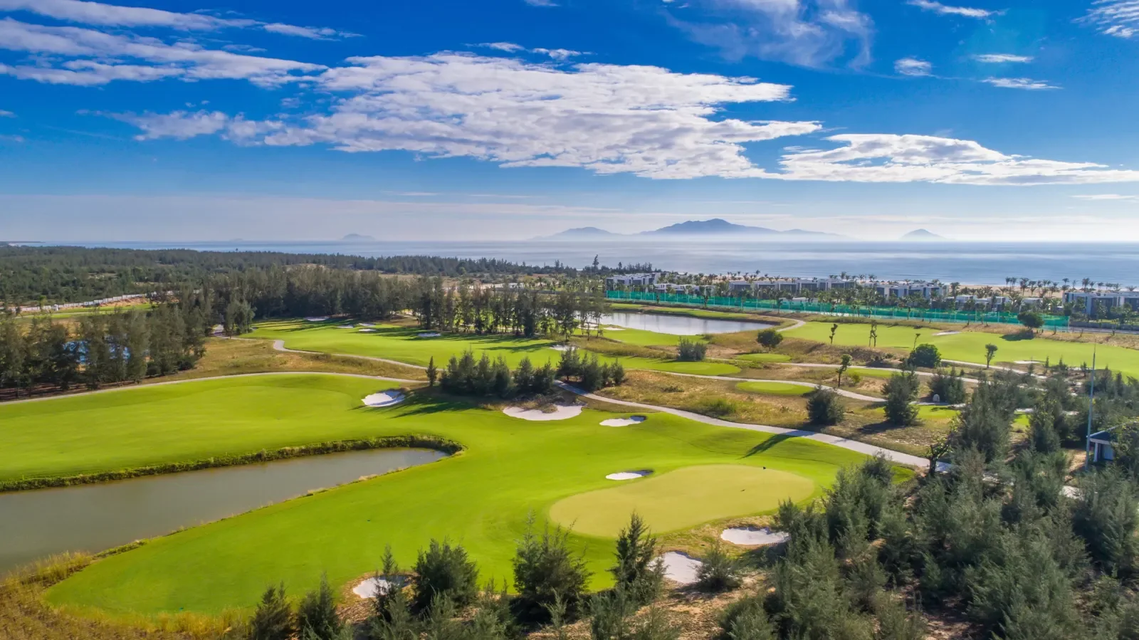 Sân Vinpearl Golf Nam Hội An nhìn từ trên cao, phía xa là biển và quần đảo Cù Lao Chàm