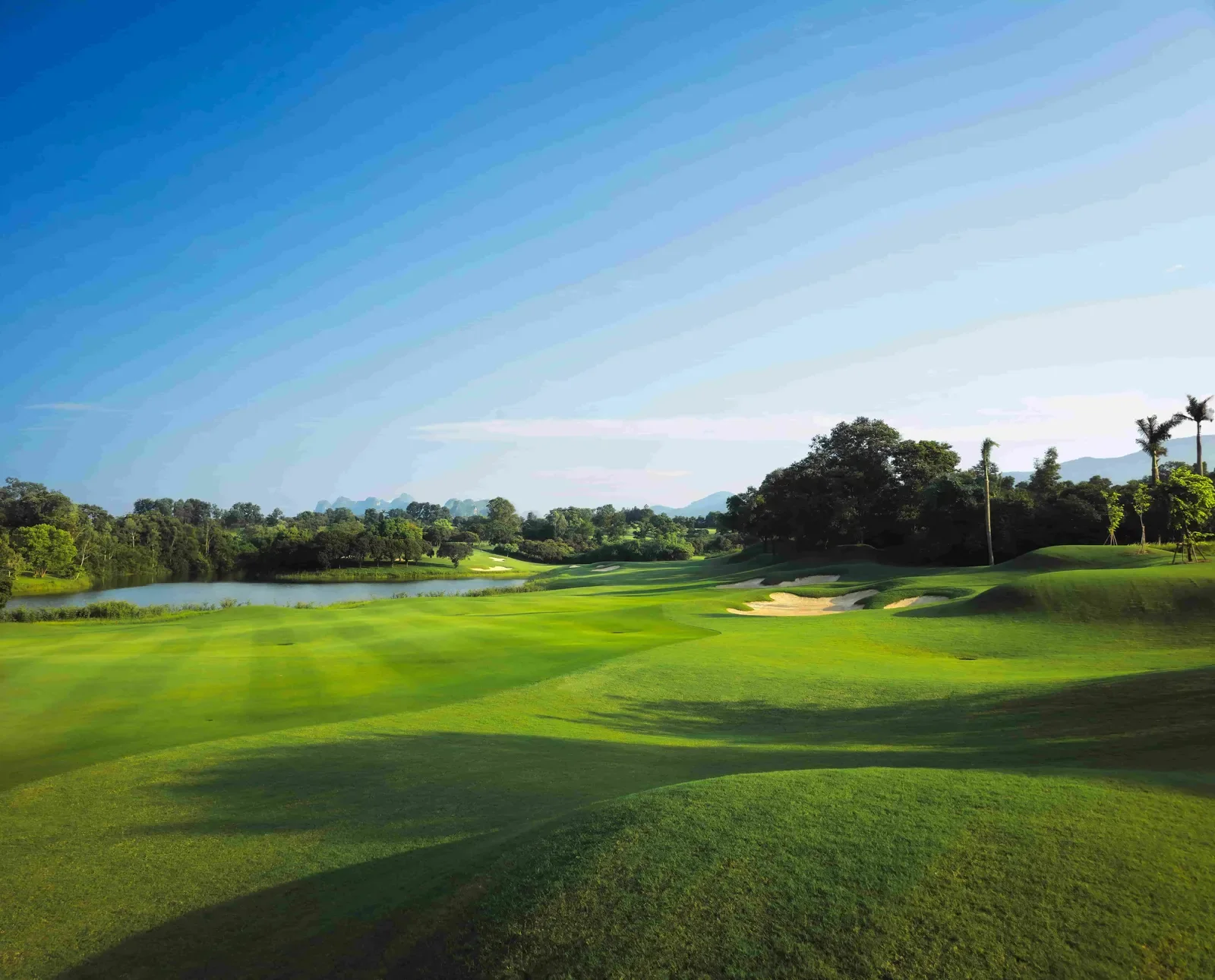 Fairway rộng ở sân Sky Lake phía tây Hà Nội, bên trái là hồ nước, phía chân trời là dãy núi đá vôi