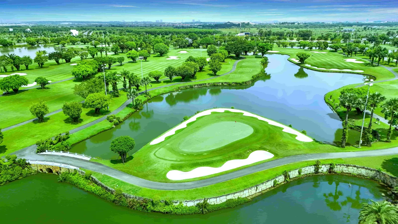 Toàn cảnh sân golf Long Thành nhìn từ trên cao với nhiều hồ nước lớn len giữa các fairway phẳng