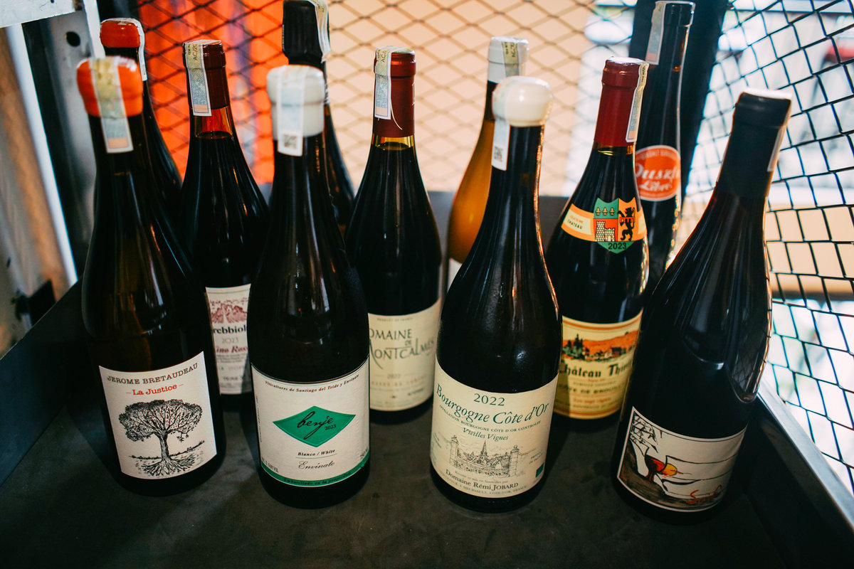 🍷 Gụ Wine Bistro – Bistro Pháp & vang tự nhiên cực chill gần biển Mỹ Khê