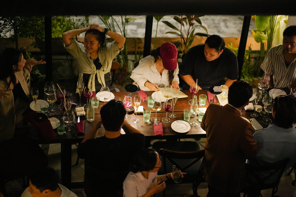 🍷 Gụ Wine Bistro – Bistro Pháp & vang tự nhiên cực chill gần biển Mỹ Khê