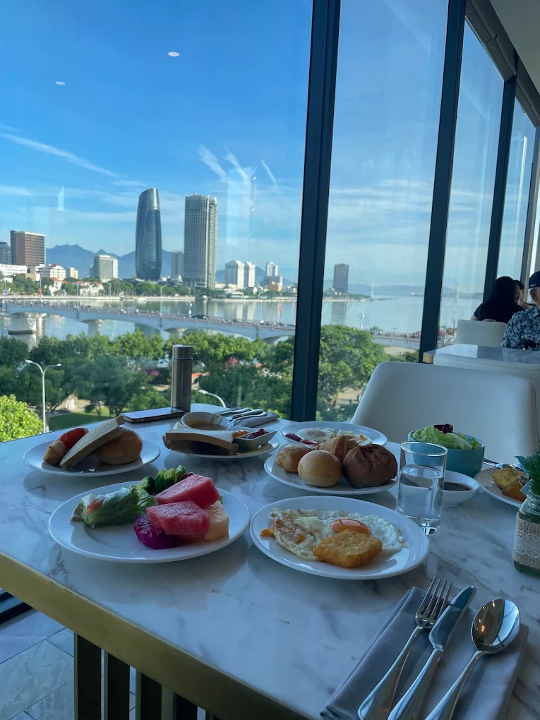 CỨ NGHĨ LÀ ĐI TRỐN, AI NGỜ ĐƯỢC NUÔNG CHIỀU NHƯ HOÀNG GIA TẠI MELIÁ VINPEARL DANANG RIVERFRONT! 🌟✨