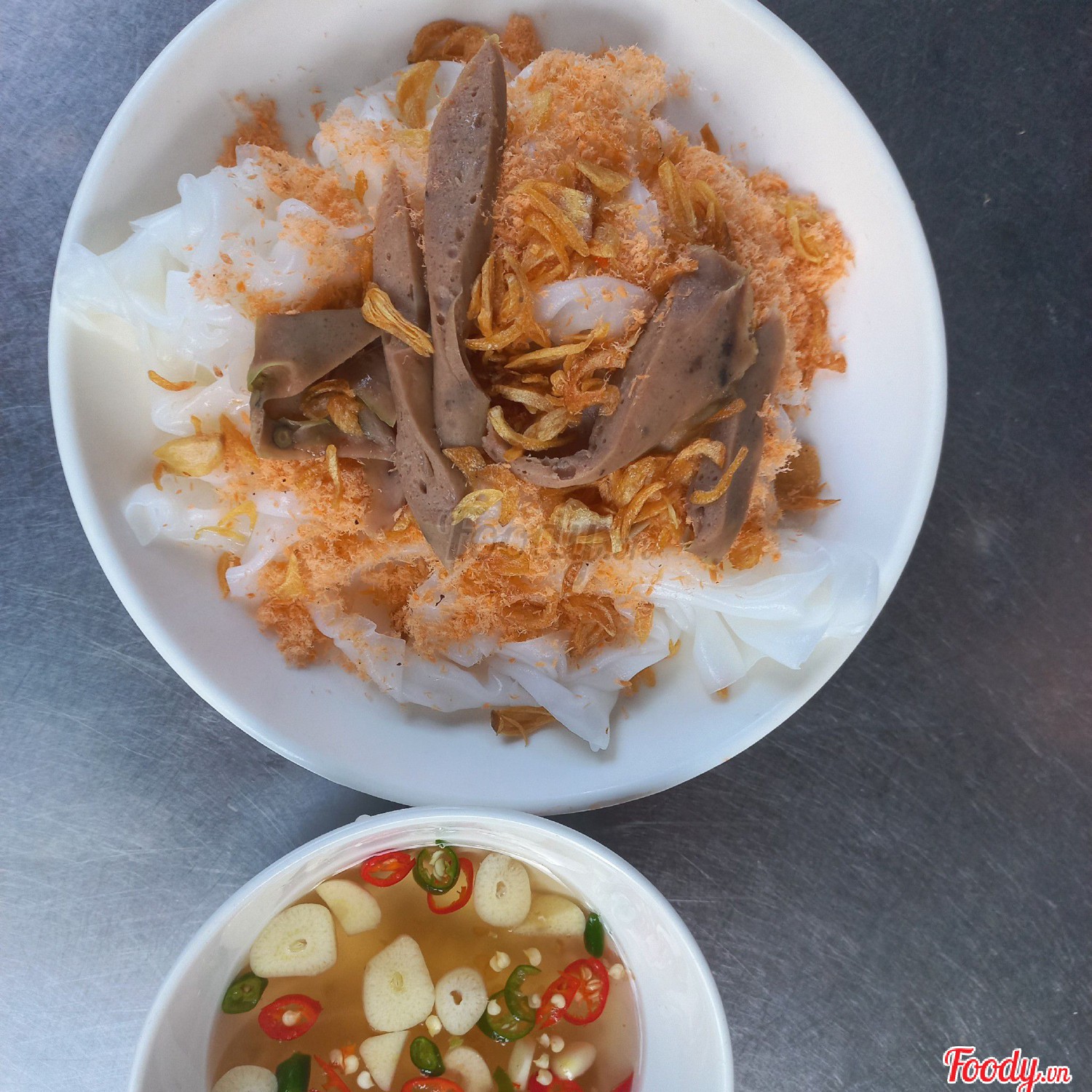 Steamed Thin Rice Sheets with Crispy Shallots
