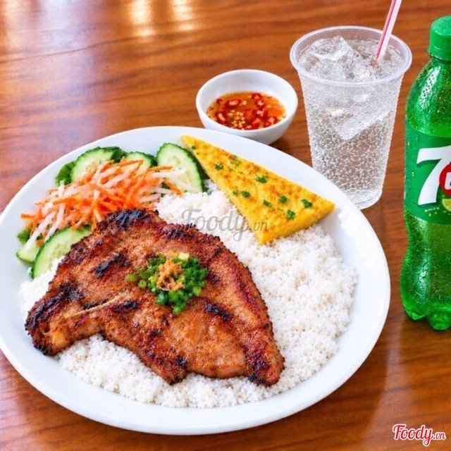 ข้าวหัก + หมูย่าง + ไข่เจียว + เซเว่นอัพ ขวด 300 มล.